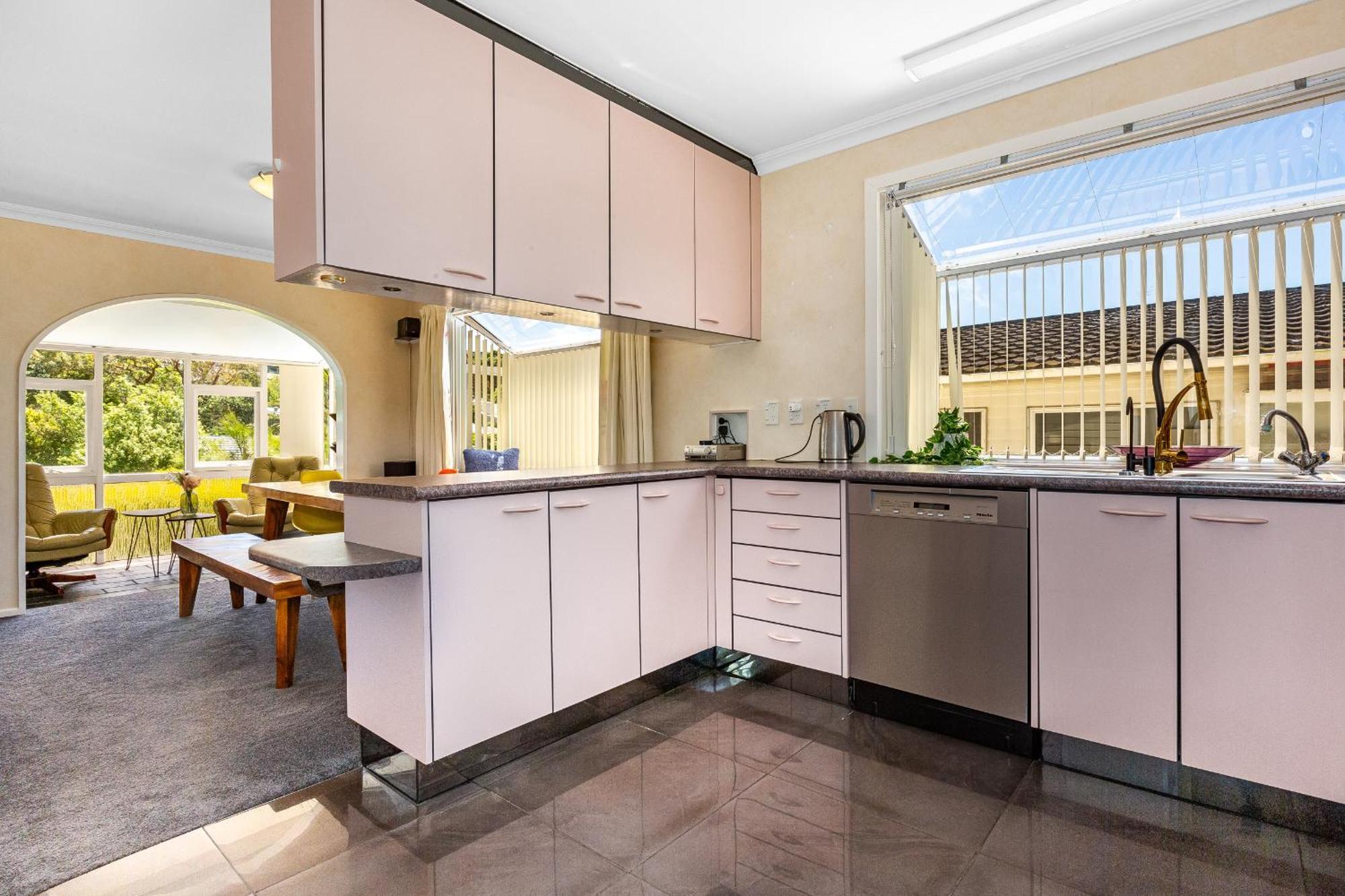Retro 4 Bedroom Home, Warm And Welcoming, Quiet Location Porirua Exterior foto