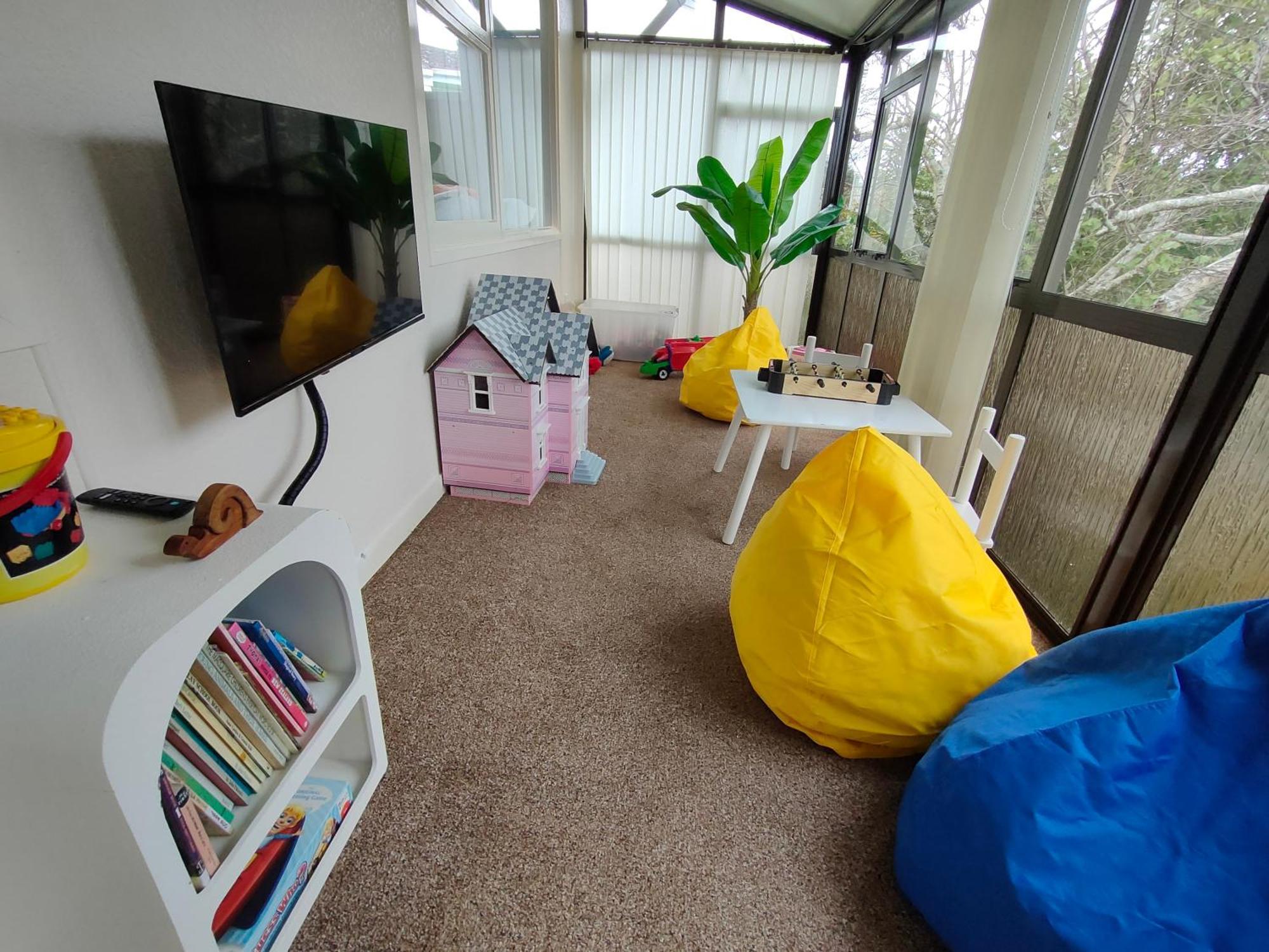 Retro 4 Bedroom Home, Warm And Welcoming, Quiet Location Porirua Exterior foto