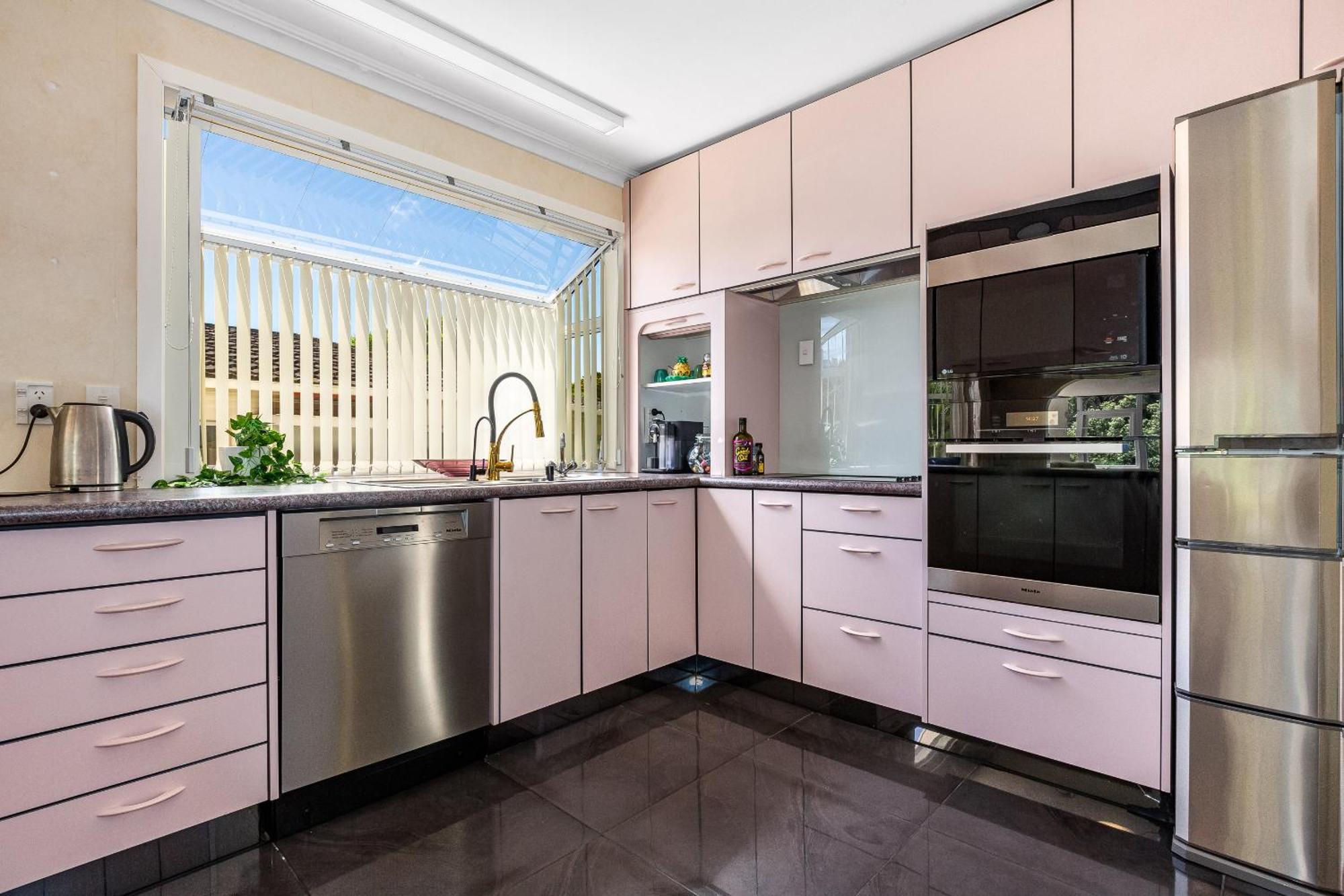 Retro 4 Bedroom Home, Warm And Welcoming, Quiet Location Porirua Exterior foto