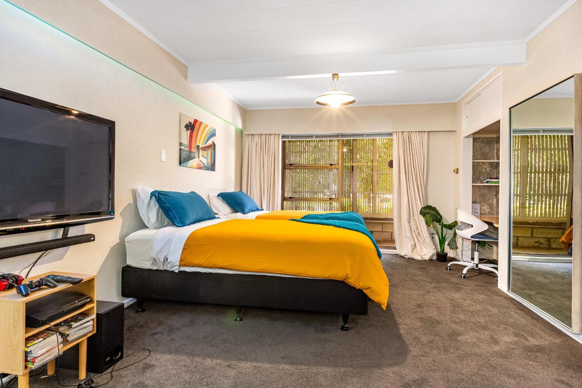 Retro 4 Bedroom Home, Warm And Welcoming, Quiet Location Porirua Exterior foto