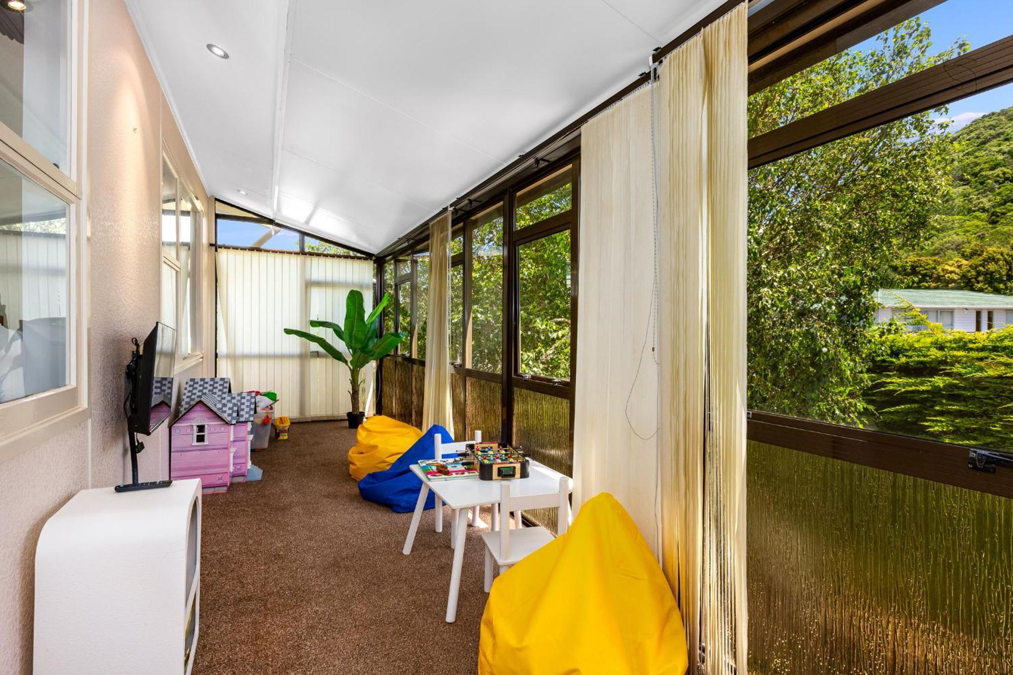 Retro 4 Bedroom Home, Warm And Welcoming, Quiet Location Porirua Exterior foto