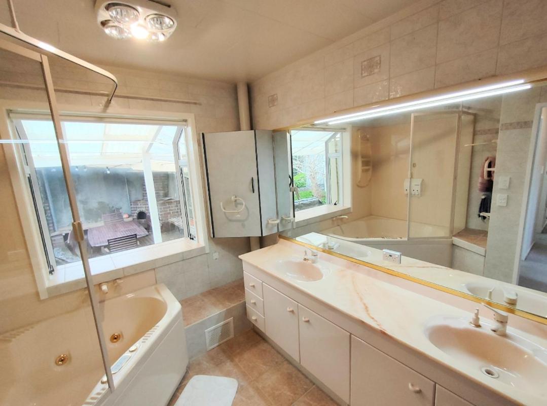 Retro 4 Bedroom Home, Warm And Welcoming, Quiet Location Porirua Exterior foto