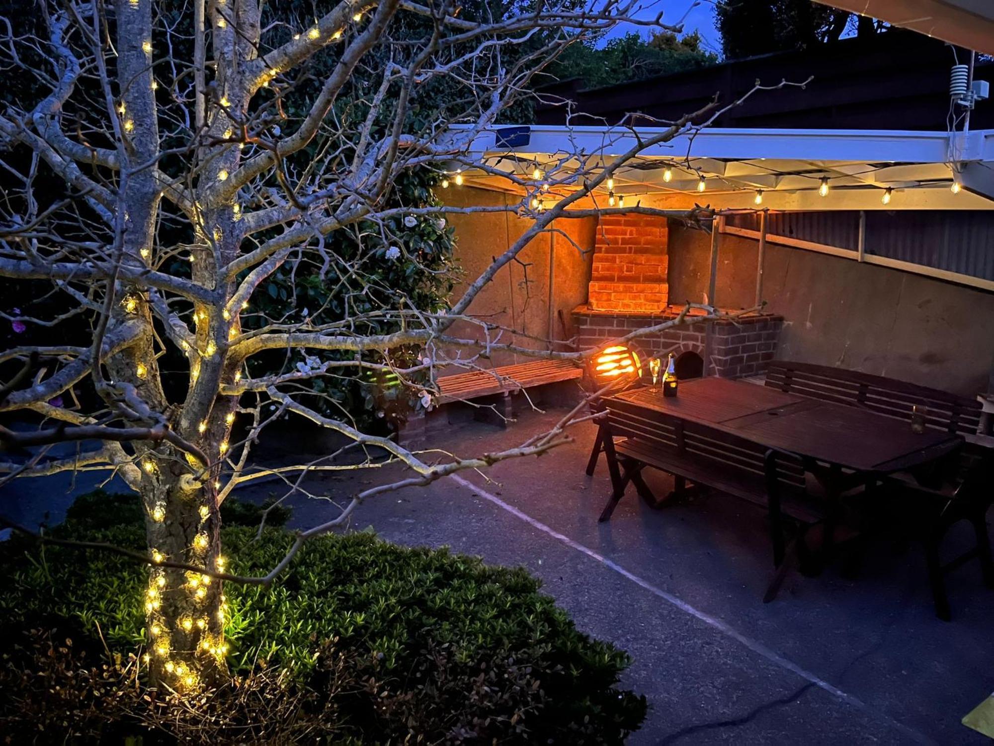 Retro 4 Bedroom Home, Warm And Welcoming, Quiet Location Porirua Exterior foto